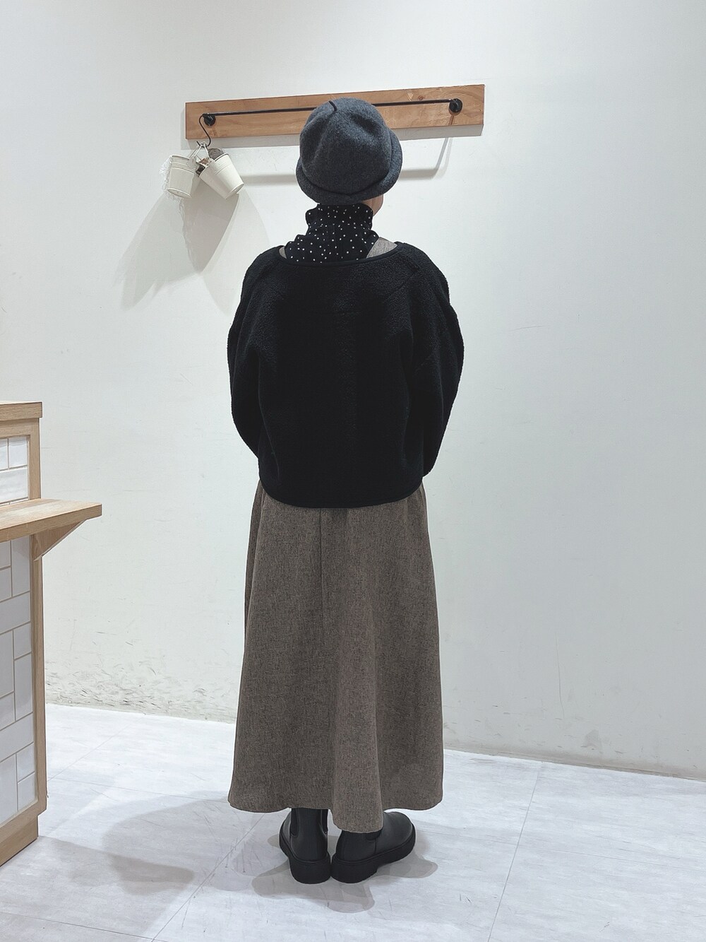 ブラック系のジャケット/アウター、ベージュ系のワンピース/ドレス、ブラック系のシャツ/ブラウスを着用したレディースの秋コーディネートの3枚目の写真