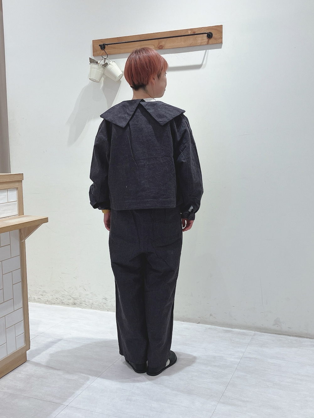 ブラック系のジャケット/アウター、ブラック系のパンツ、ホワイト系のシャツ/ブラウスを着用したレディースの秋コーディネートの3枚目の写真