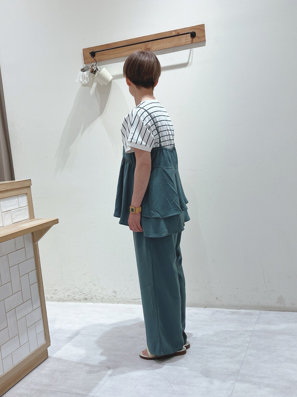 グリーン系のTシャツ/カットソー、グリーン系のシャツ/ブラウス、グリーン系のその他パンツを着用したレディースの春コーディネートの2枚目の写真