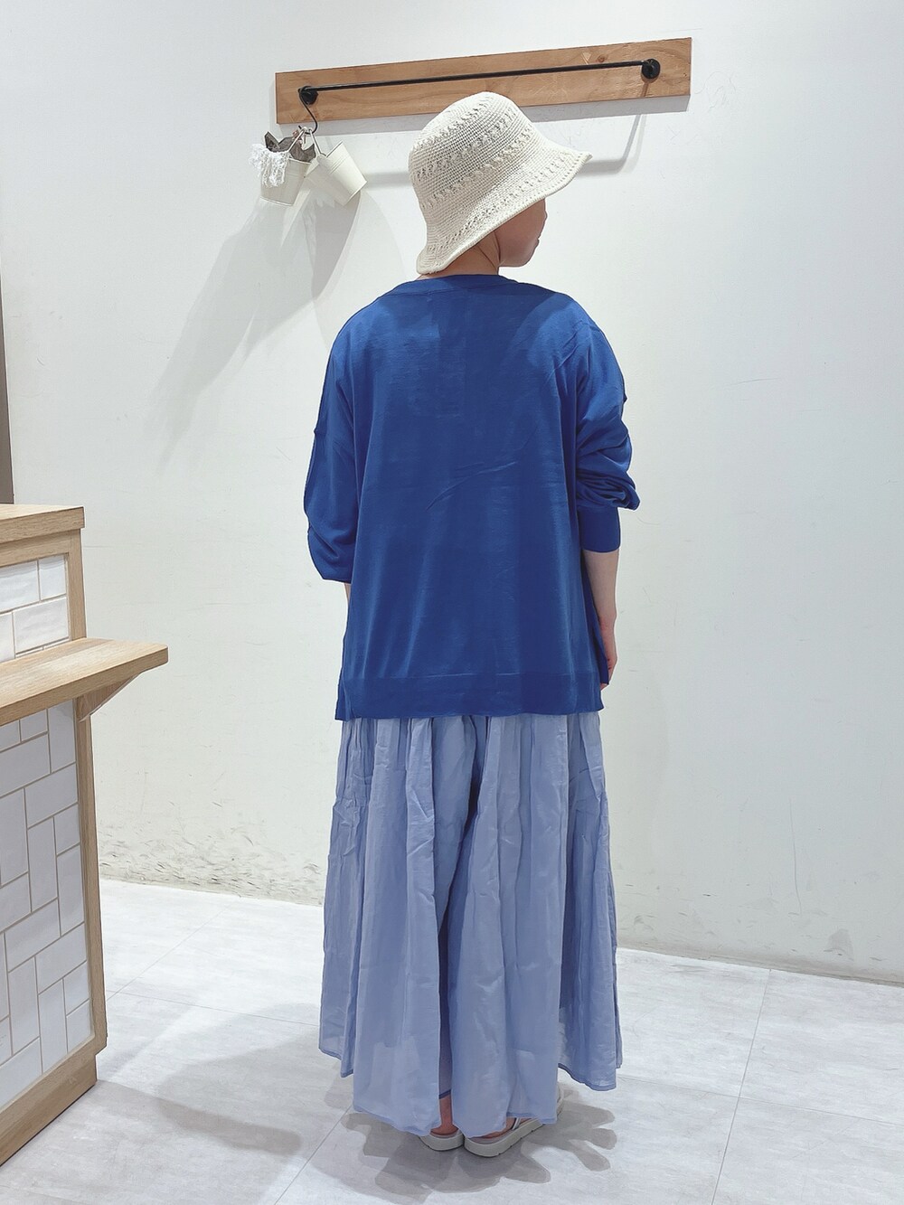 ブルー系のカーディガン/ボレロ、ブルー系のパンツ、ホワイト系のTシャツ/カットソーを着用したレディースの春コーディネートの3枚目の写真