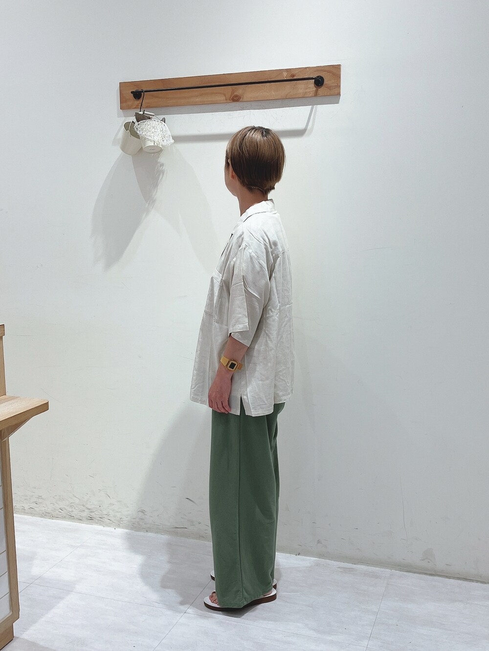 ホワイト系のシャツ/ブラウス、ベージュ系のTシャツ/カットソー、グリーン系のその他パンツを着用したレディースの夏コーディネートの2枚目の写真