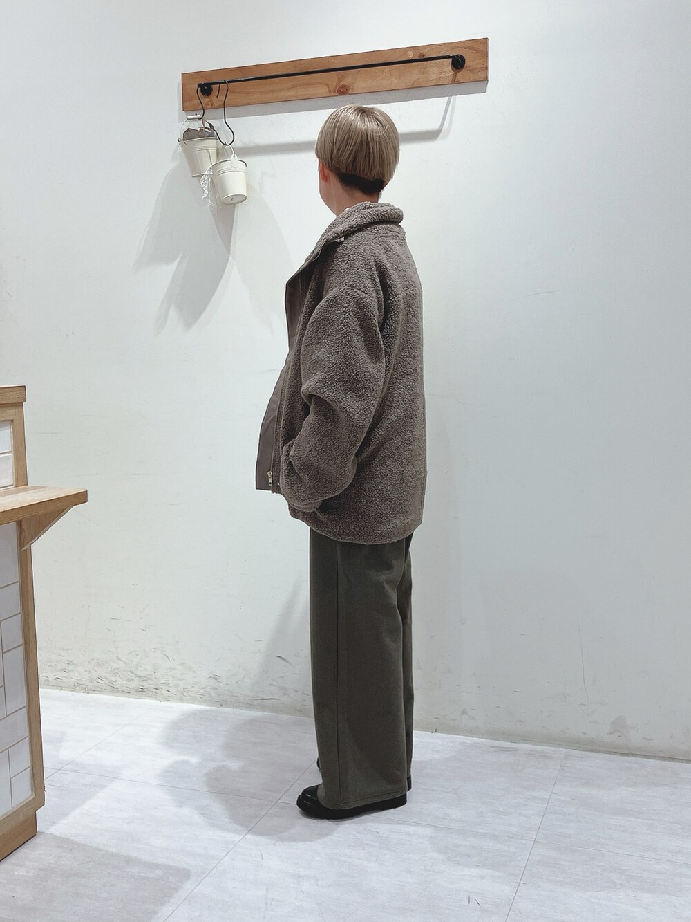 ブラウン系のノーカラージャケット、グリーン系のサロペット/オーバーオール、ホワイト系のTシャツ/カットソーを着用したレディースの秋コーディネートの2枚目の写真