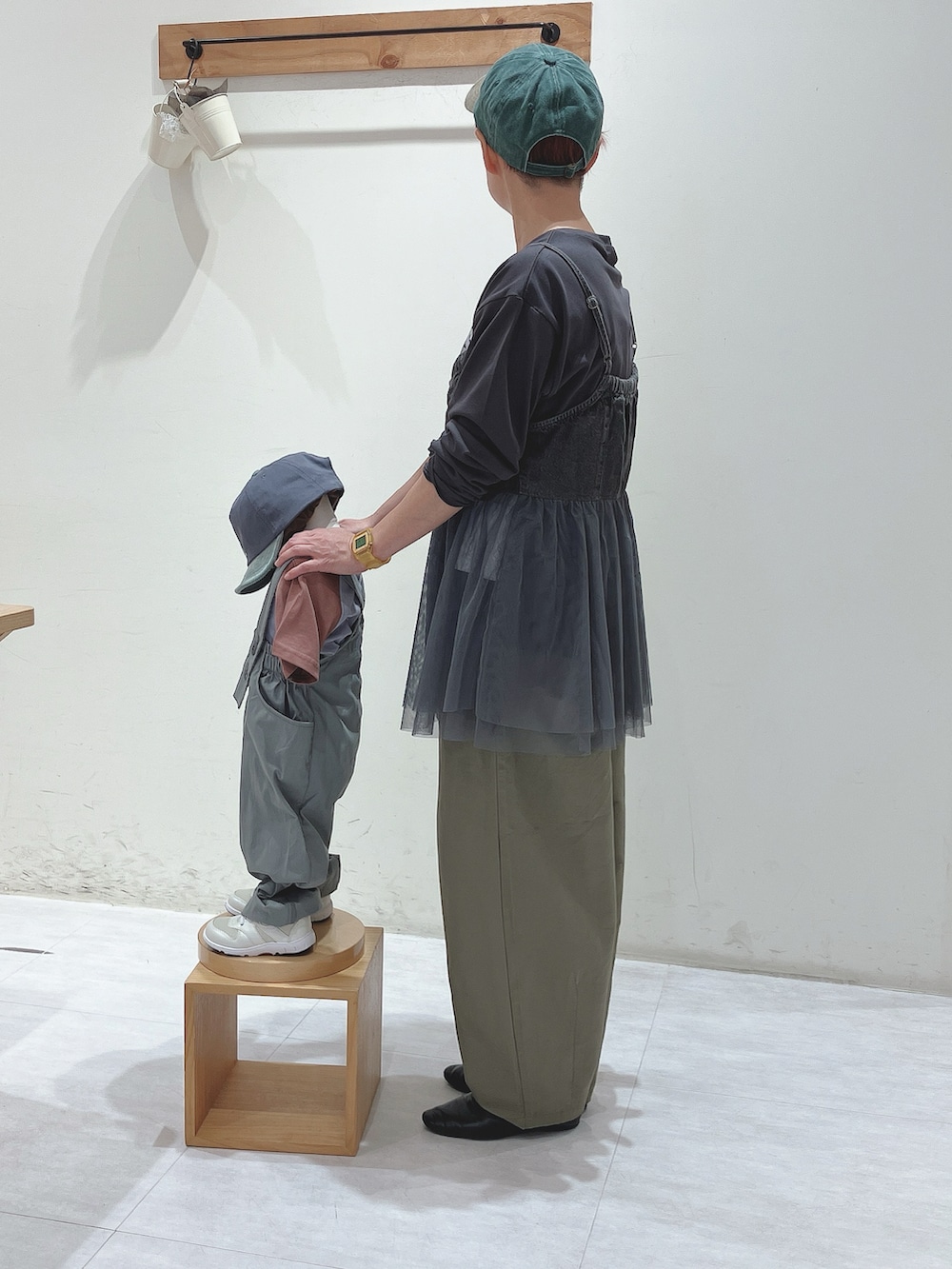 グレー系のTシャツ/カットソー、グレー系のその他トップス、グリーン系のその他パンツを着用したレディースの秋コーディネートの2枚目の写真