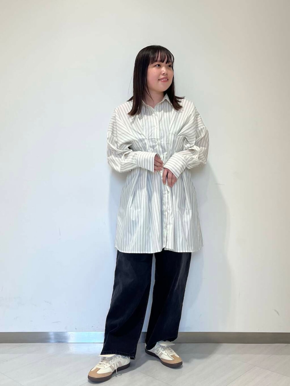 「ワンピース、大人カジュアル、デニム、スニーカー、ストライプシャツ、ゆるコーデ、KBF、adidas、春色、newarrival、ゆったり、体型カバー、カバー効果、スタッフのこれ買いました、25ss」｜「KBFの『3サイズ展開』BIGポケットデザインデニム（デニムパンツ、ブラック系）」を使った、くろさん（レディース・160cm）の冬コーディネートの2枚目の写真