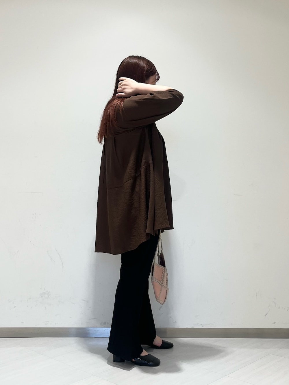 ブラウン系のワンピース、ブラック系のその他パンツ、ブラック系のパンプスを着用したレディースの春コーディネートの2枚目の写真