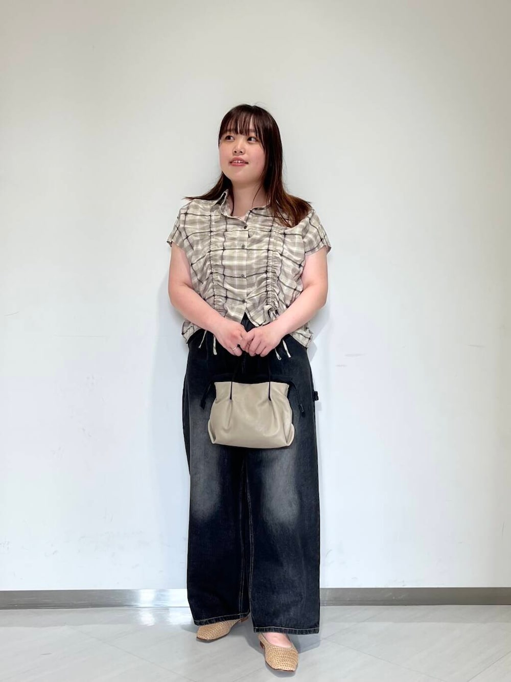 「シンプル、大人カジュアル、デニム、ゆるコーデ、ショルダーバッグ、シンプルコーデ、ブラウス、RODESKO、KBF、newarrival、休日スタイル、お出かけコーデ、体型カバー、カバー効果、初夏のお出掛けコーデ」｜「KBFの『低身長向けも展開』ペインターWIDEデニム（デニムパンツ、ブラック系）」を使った、くろさん（レディース・160cm）の春コーディネートの2枚目の写真