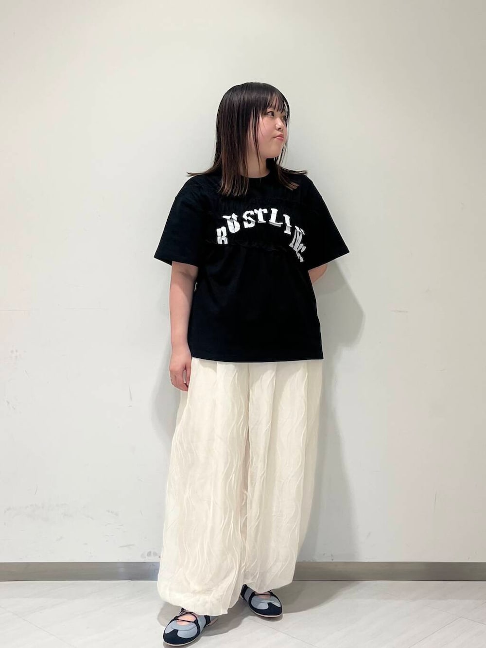 「シンプル、モノトーン、ゆるコーデ、シンプルコーデ、KBF、春アウター、newarrival、ラフコーデ、お出かけコーデ、体型カバー、スタッフのこれ買いました、25ss」｜「KBFのフラットバレエスニーカー（スニーカー、ブルー系）」を使った、くろさん（レディース・160cm）の春コーディネートの2枚目の写真