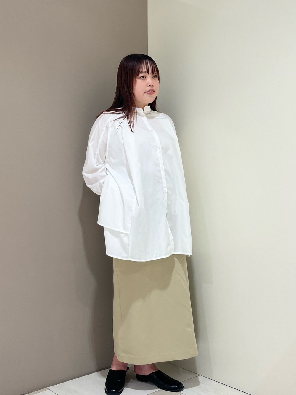 「KBF、レイヤードスタイル、お出かけコーデ、ワンピース、タイトスカート、大人女子、シンプルコーデ、初秋コーデ、ニットコーデ、ベスト」｜「KBFのループニットベスト（ベスト、ブラック系）」を使った、くろさん（レディース・160cm）の夏コーディネートの3枚目の写真