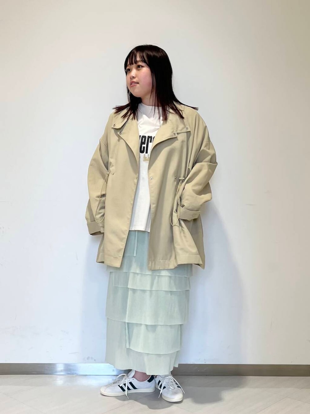 「シンプル、スニーカー、ゆるコーデ、ショルダーバッグ、ロンT、シンプルコーデ、RODESKO、KBF、adidas、春コーデ、春色、春アウター、newarrival、お出かけコーデ、体型カバー」｜「KBFのスタンドカラーBIGナイロンジャケット（ナイロンジャケット、ベージュ系）」を使った、くろさん（レディース・160cm）の春コーディネートの2枚目の写真