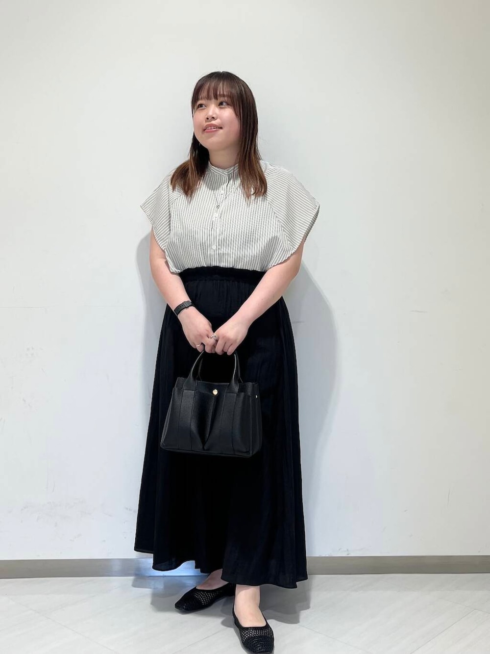 「シンプル、シャツスタイル、ストライプシャツ、キレイめ、ゆるコーデ、ロングスカート、ショルダーバッグ、シンプルコーデ、ブラウス、RODESKO、KBF、newarrival、ゆったり、モノトーンコーデ、お出かけコーデ」｜「RODE SKOのプチダブルポケットトートバッグ（トートバッグ、ブラック系）」を使った、くろさん（レディース・160cm）の夏コーディネートの2枚目の写真