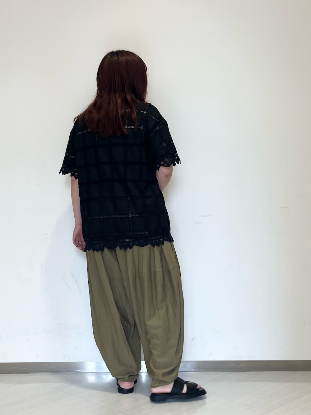 ブラック系のシャツ/ブラウス、ブラック系のショルダーバッグ、グリーン系のその他パンツを着用したレディースの夏コーディネートの2枚目の写真