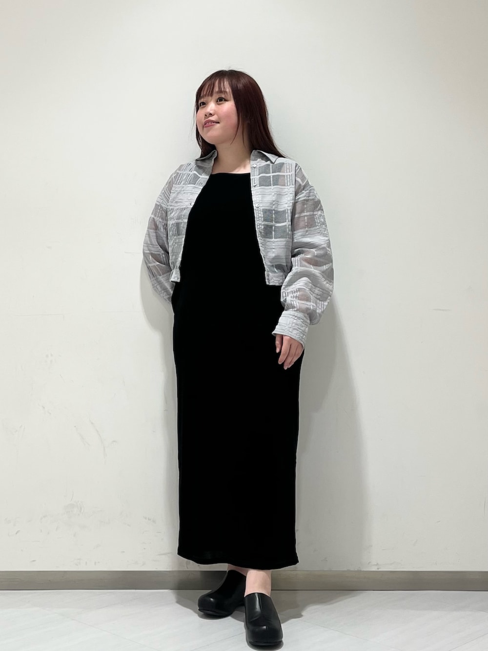 グレー系のシャツ/ブラウス、ブラック系のワンピース、ブラック系のその他シューズを着用したレディースの春コーディネートの2枚目の写真