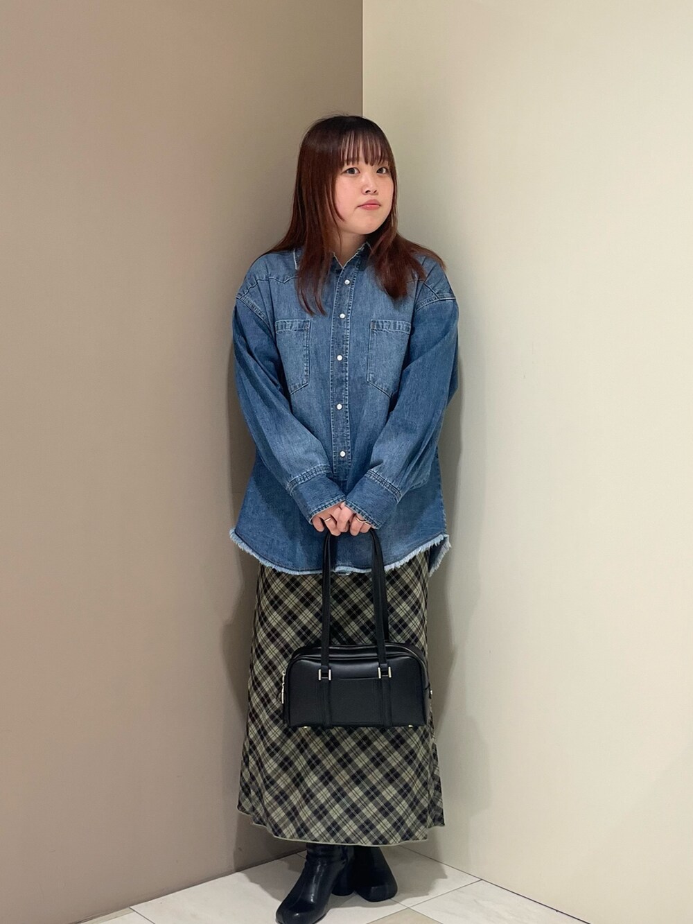 「チェック、KBF、デニム、オーバーサイズ、ロングスカート、ゆるコーデ、ブーツ、秋コーデ、ショルダーバッグ、大人女子、秋冬コーデ」｜「KBFのオーバーデニムシャツ（シャツ/ブラウス、ブルー系）」を使った、くろさん（レディース・160cm）の秋コーディネートの2枚目の写真
