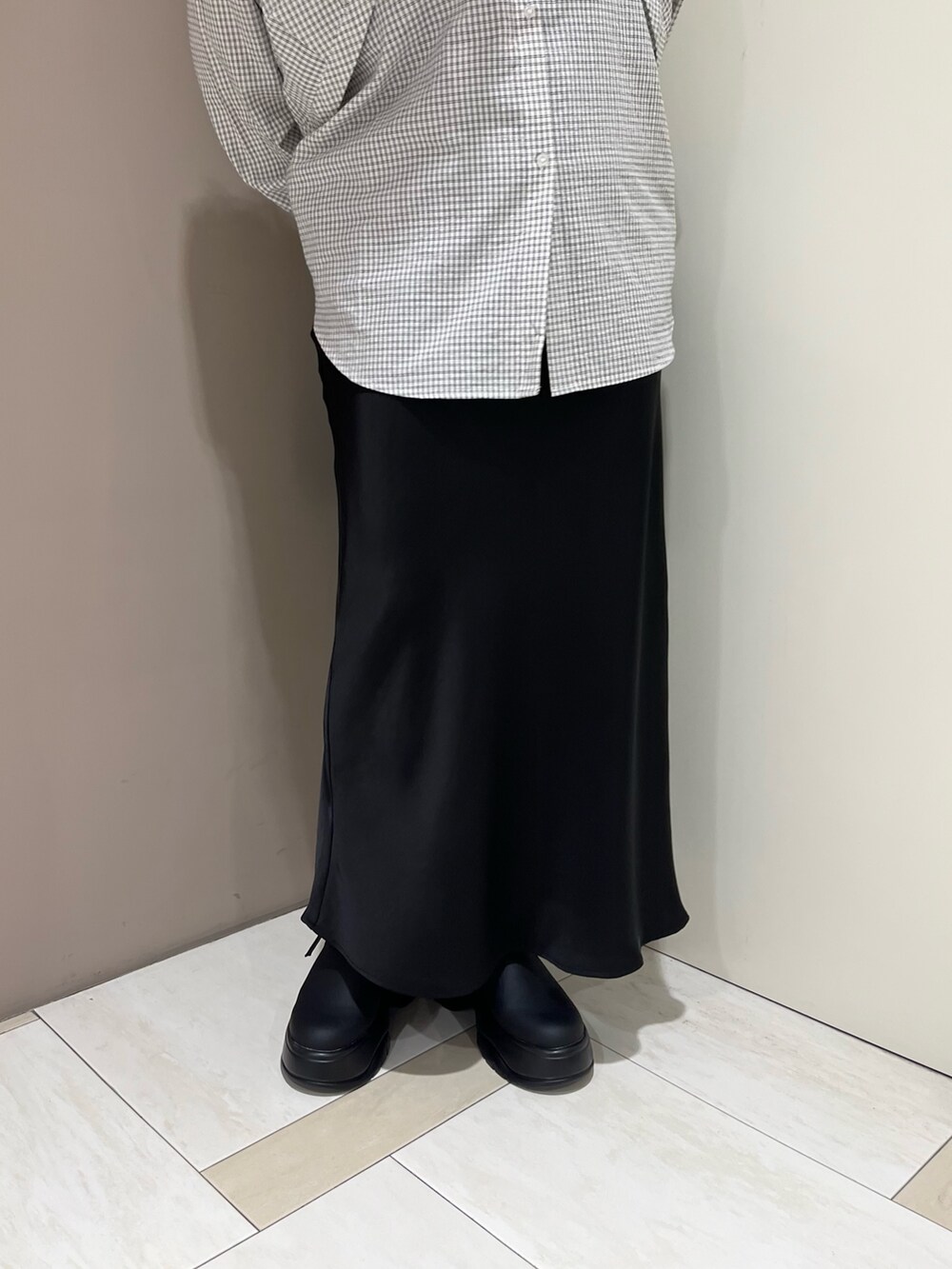 「今日のコーデ、KBF、ラフコーデ、春服、モノトーンコーデ、ラクチンコーデ、チェックシャツ、ロングスカート、シャツスタイル」｜「KBFのチェックレイヤードBIGシャツ（シャツ/ブラウス、ホワイト系）」を使った、くろさん（レディース・160cm）の冬コーディネートの2枚目の写真