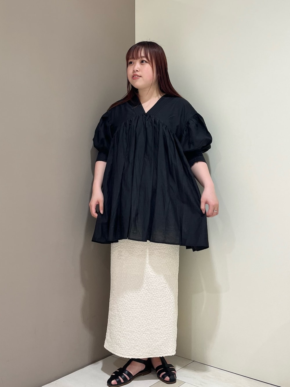 「デートコーデ、KBF、kbf_ootd、ミニワンピ、モノトーン、グルカサンダル、タイトスカート、ワンピース、休日スタイル、大人かわいい、シンプルスタイル」｜「RODE SKOのフリルメタリックトート（トートバッグ、シルバー系）」を使った、くろさん（レディース・160cm）の春コーディネートの2枚目の写真