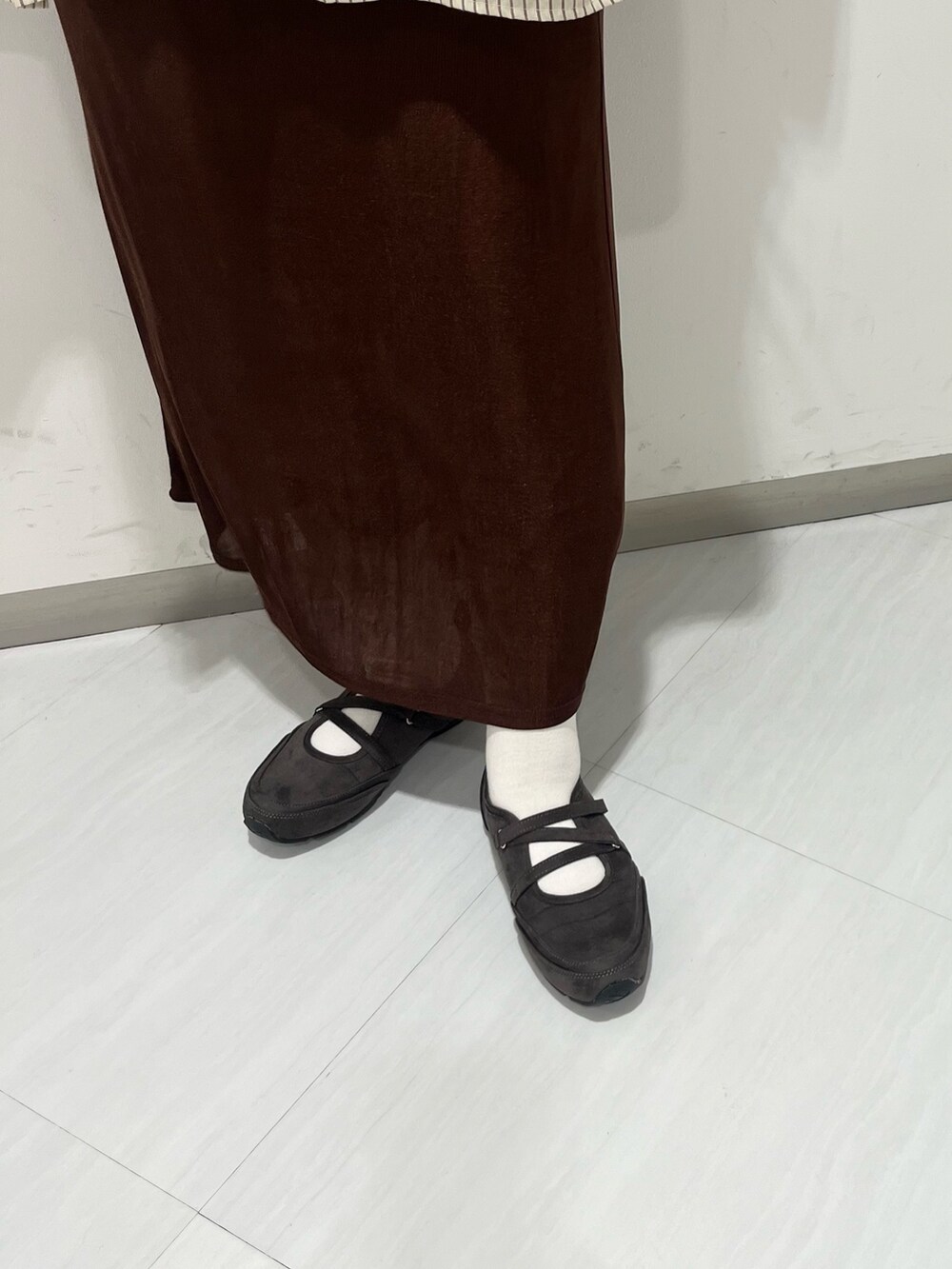 ベージュ系のシャツ/ブラウス、ブラウン系のスカート、ブラック系のボストンバッグを着用したレディースの冬コーディネートの4枚目の写真