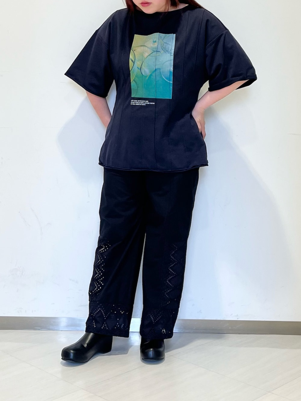 ブルー系のブルゾン、ブルー系のTシャツ/カットソー、ブラック系のその他パンツを着用したレディースの春コーディネートの3枚目の写真