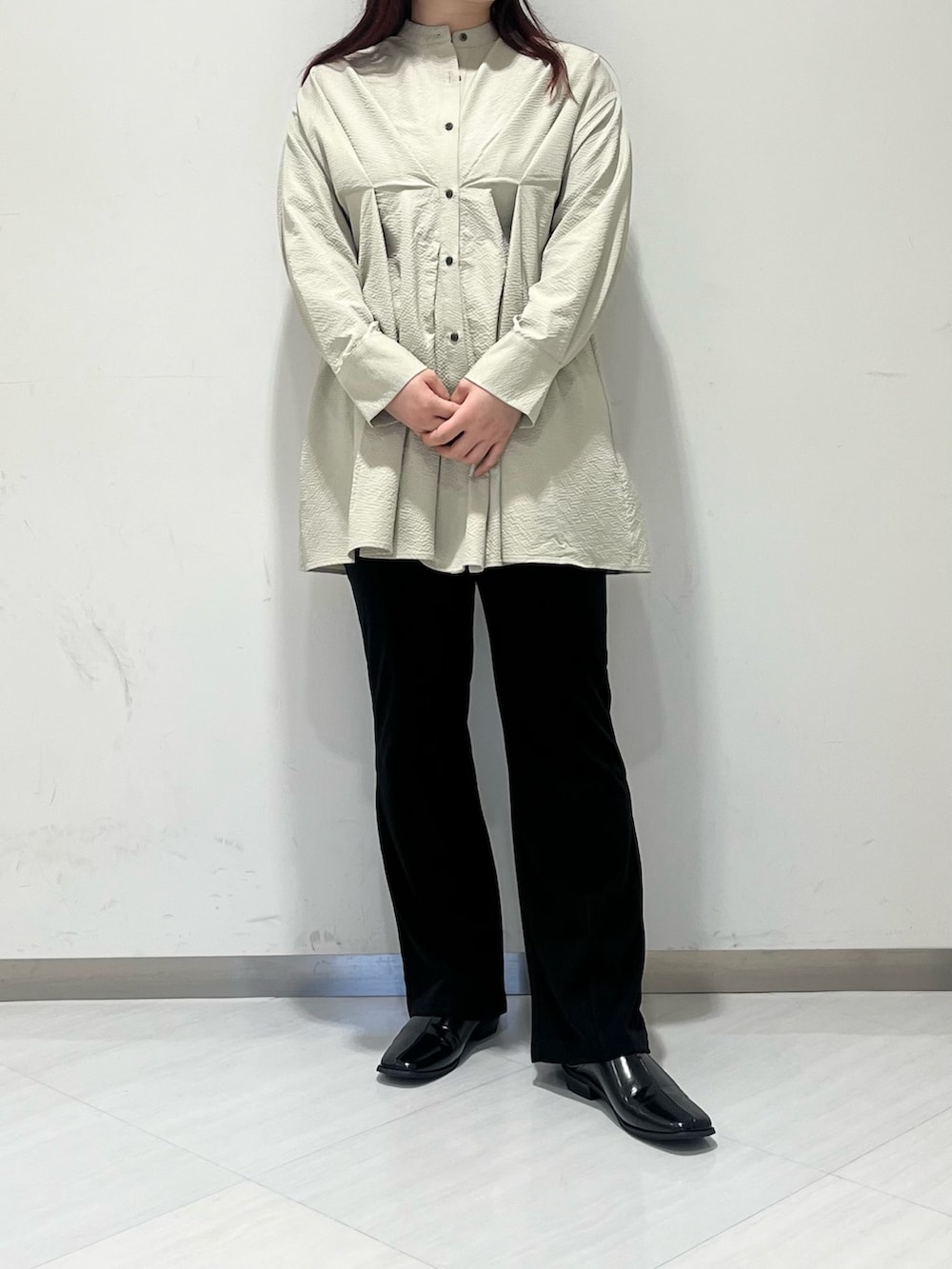 グリーン系のシャツ/ブラウス、ブラック系のその他パンツ、グレー系のカバーオールを着用したレディースの秋コーディネートの2枚目の写真