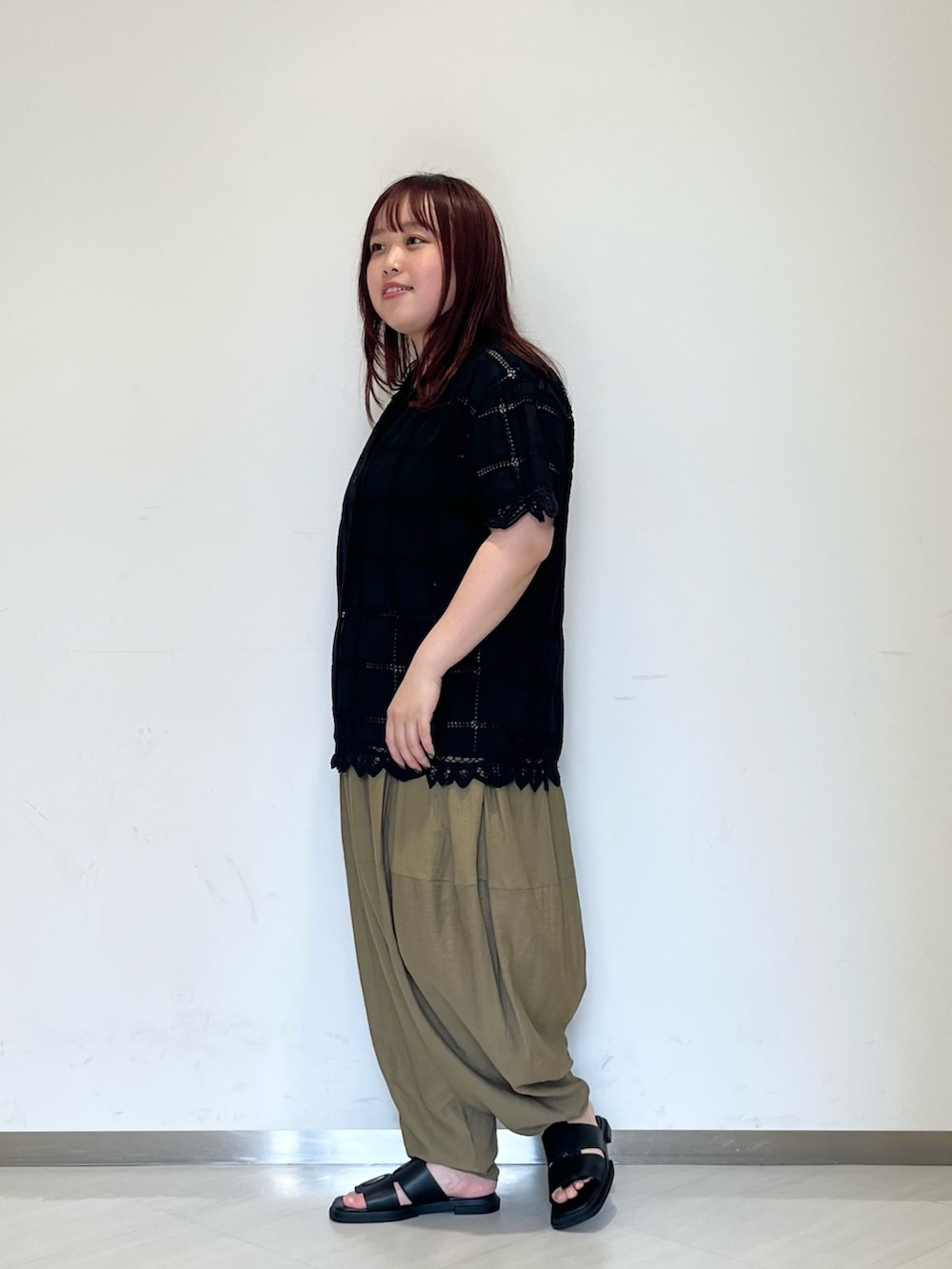 ブラック系のシャツ/ブラウス、ブラック系のショルダーバッグ、グリーン系のその他パンツを着用したレディースの夏コーディネートの3枚目の写真