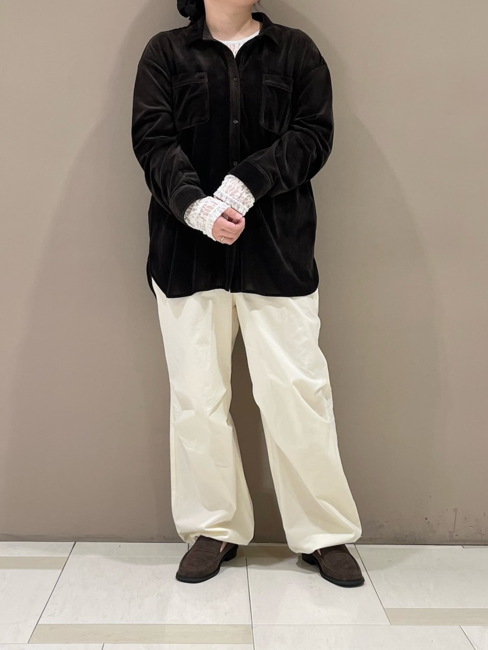 ブラウン系のシャツ/ブラウス、ホワイト系のその他パンツ、ブラウン系のローファーを着用したレディースの春コーディネートの2枚目の写真