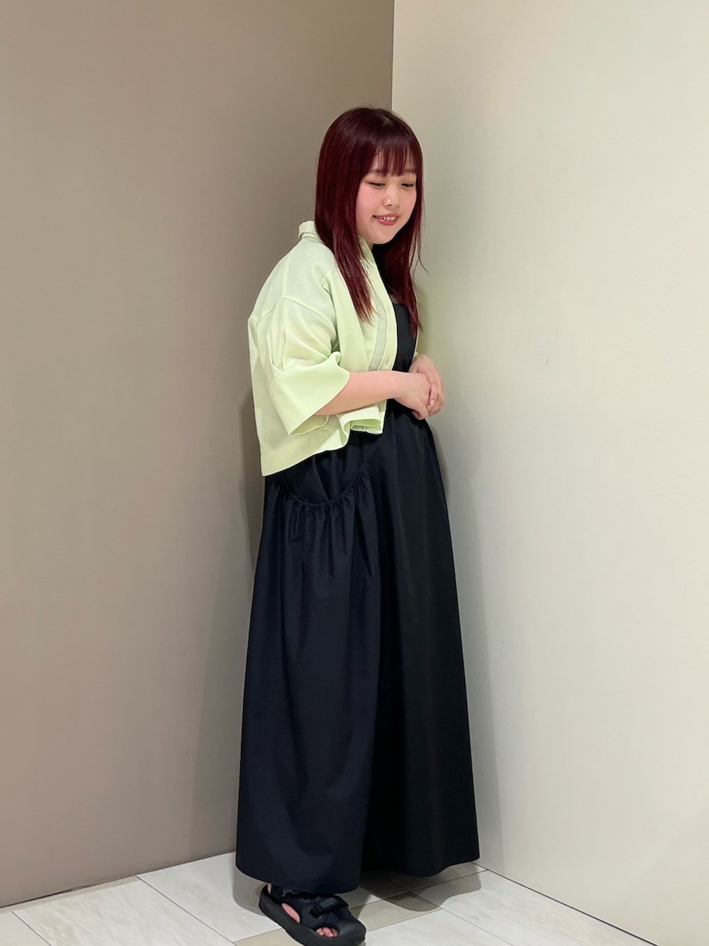 「シンプルコーデ、キャミワンピ、KBF、kbf_ootd、お出かけコーデ、ブラック、春夏コーデ、シンプル、シャツ、春カラー」｜「KBFのレイヤードカラーシャツ（シャツ/ブラウス、グリーン系）」を使った、くろさん（レディース・160cm）の春コーディネートの2枚目の写真