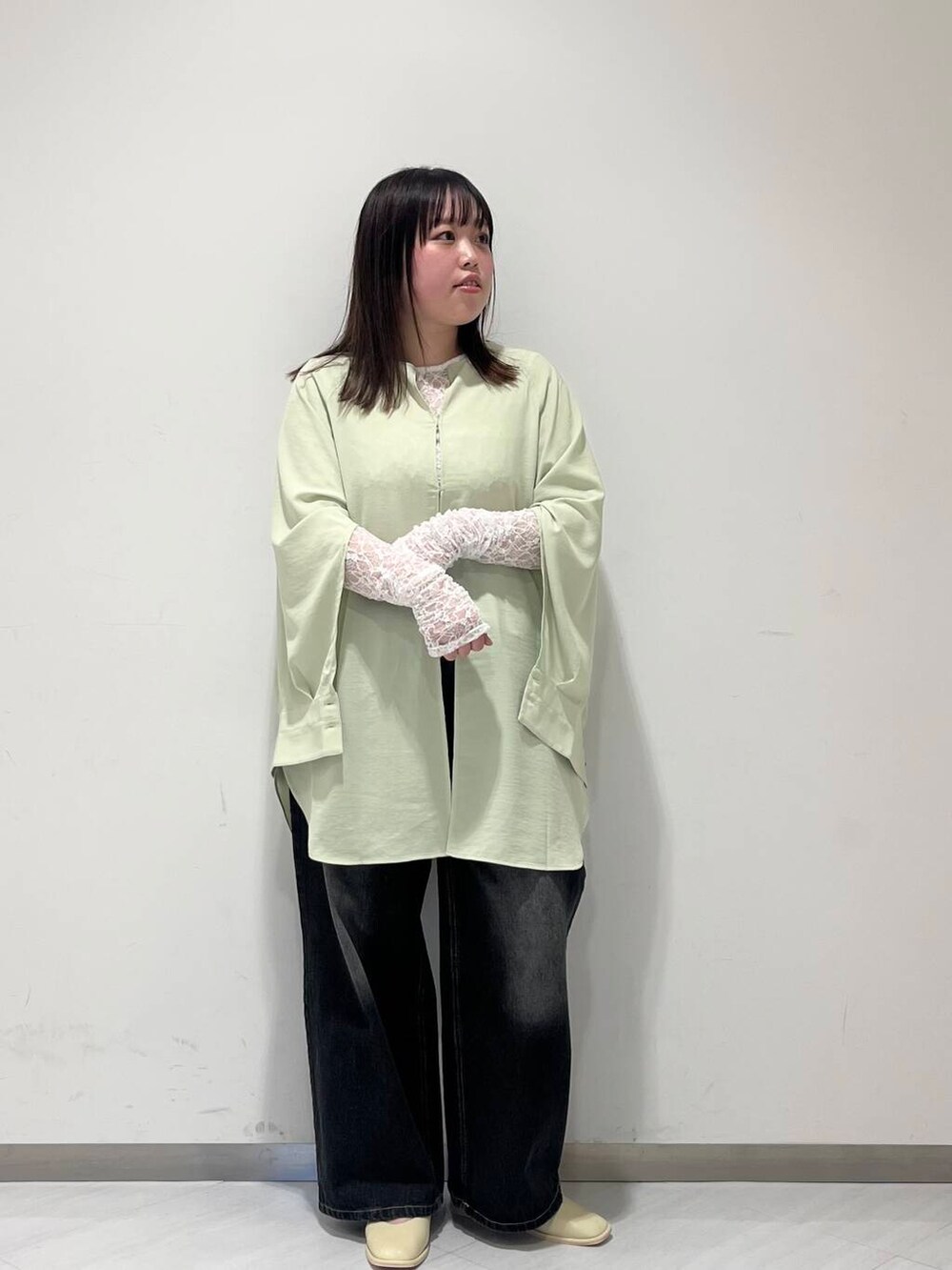 「シンプル、デニム、ゆるコーデ、シンプルコーデ、KBF、春色、newarrival、ゆったり、お出かけコーデ、体型カバー、スタッフのこれ買いました、25ss」｜「KBFの『低身長向けも展開』ペインターWIDEデニム（デニムパンツ、ブラック系）」を使った、くろさん（レディース・160cm）の春コーディネートの2枚目の写真