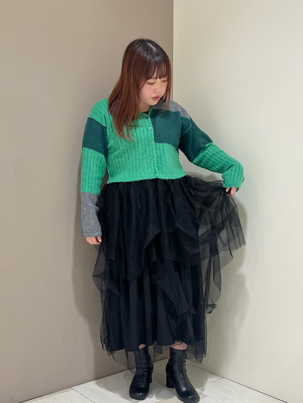 「KBF、RODE SKO、お出かけコーデ、ブーツ、チュールスカート、カーディガン、グリーン、ブラック、楽ちんコーデ、ショートブーツ」｜「KBFのランダムチュールボリュームスカート（スカート、ブラック系）」を使った、くろさん（レディース・160cm）の夏コーディネートの2枚目の写真