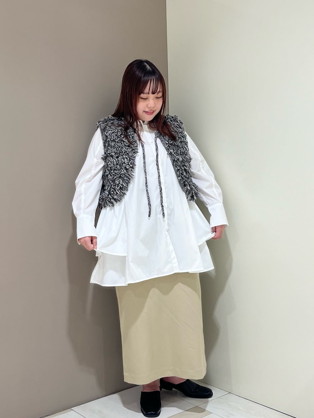 「KBF、レイヤードスタイル、お出かけコーデ、ワンピース、タイトスカート、大人女子、シンプルコーデ、初秋コーデ、ニットコーデ、ベスト」｜「KBFのループニットベスト（ベスト、ブラック系）」を使った、くろさん（レディース・160cm）の夏コーディネートの2枚目の写真