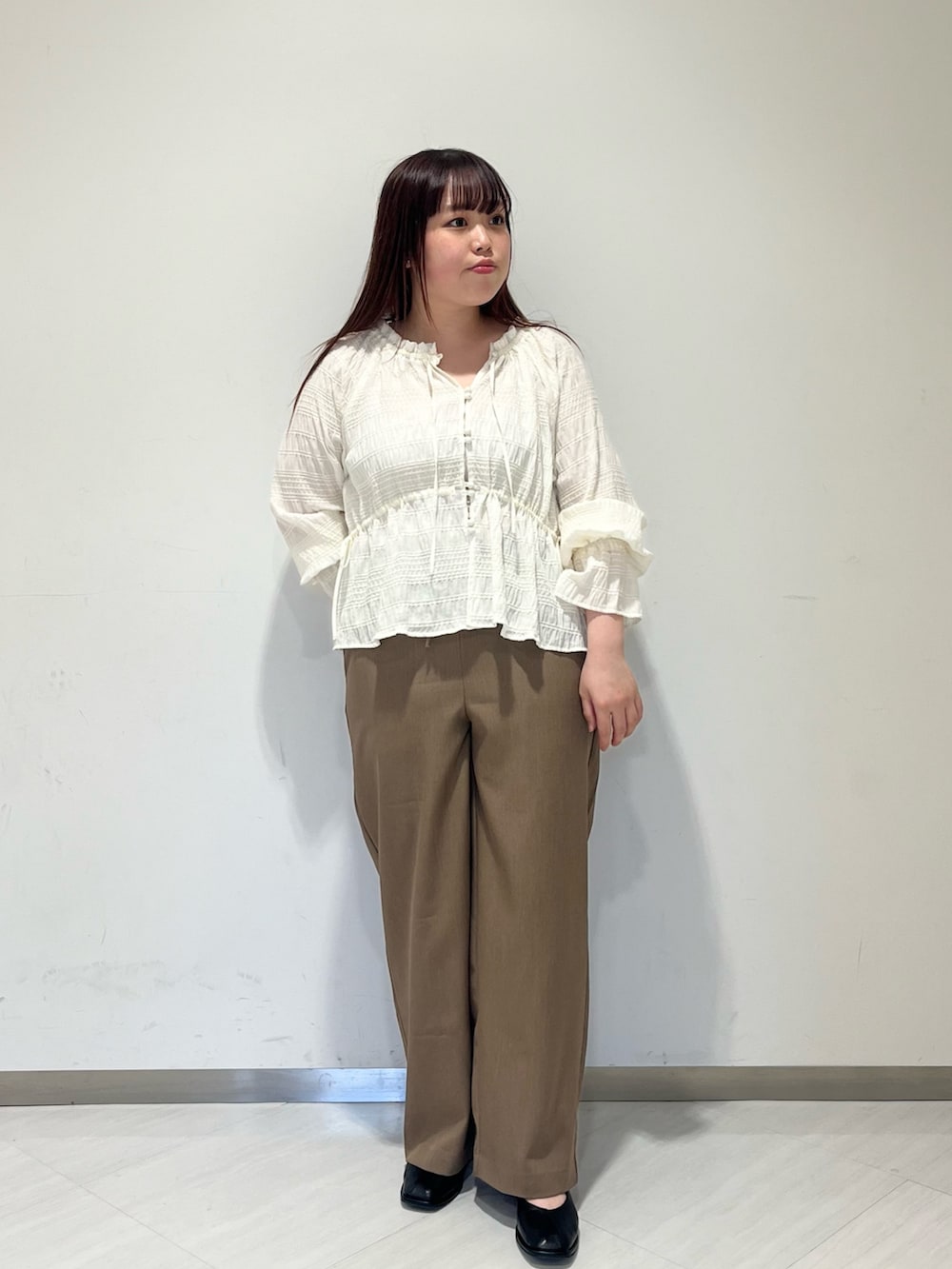 「ラクチンコーデ、KBF、ブラウス、スラックス、ボストンバッグ、ショルダーバッグ、大人コーデ、オトナ女子、パンツコーデ、キレイめ、きれいめコーディネート、春先取り」｜「KBFのヴィンテージライクボストンBAG（ボストンバッグ、ブラック系）」を使った、くろさん（レディース・160cm）の冬コーディネートの2枚目の写真