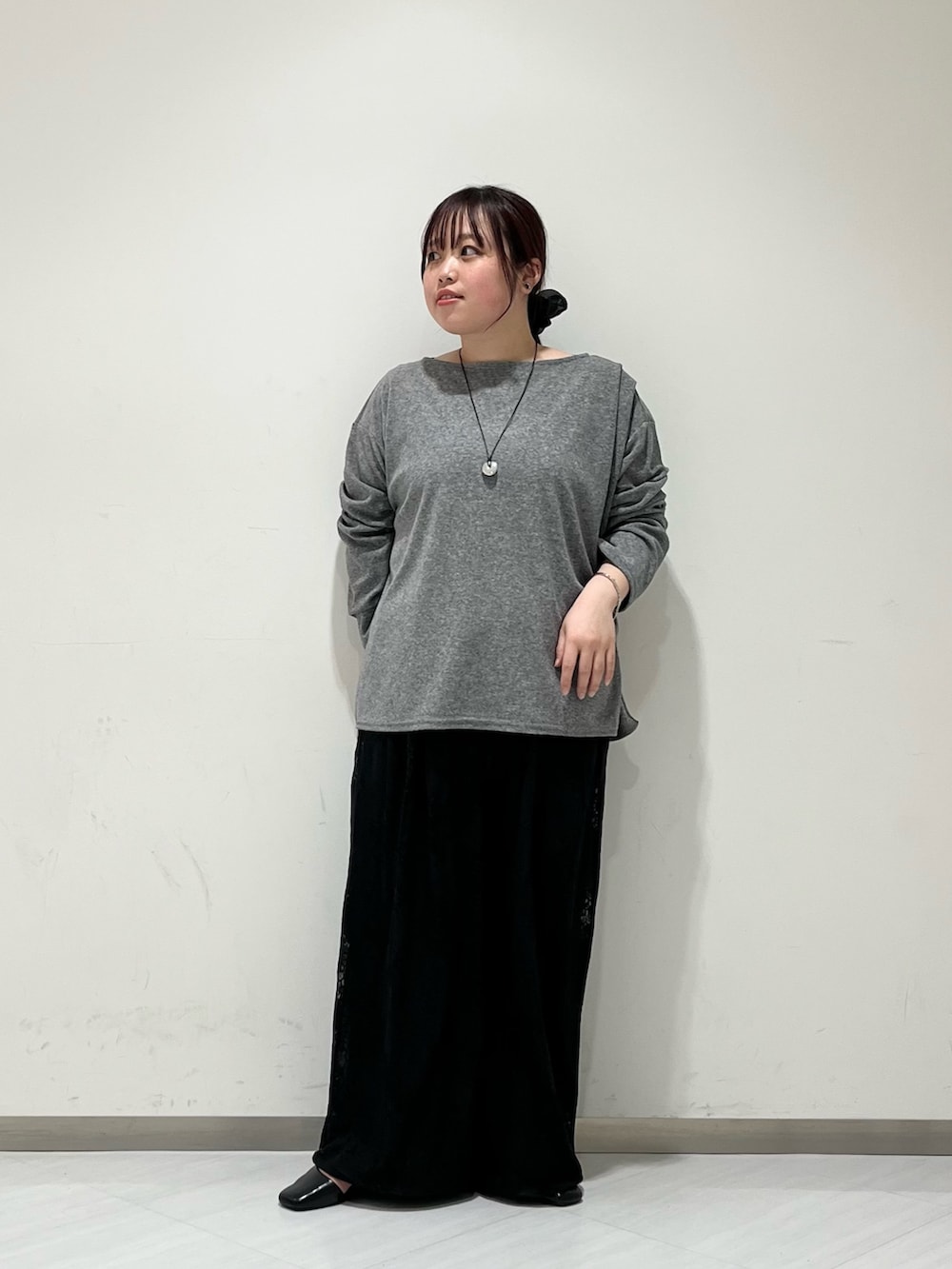 グレー系のTシャツ/カットソー、ブラック系のパンプス、ブラック系のブルゾンを着用したレディースの冬コーディネートの2枚目の写真