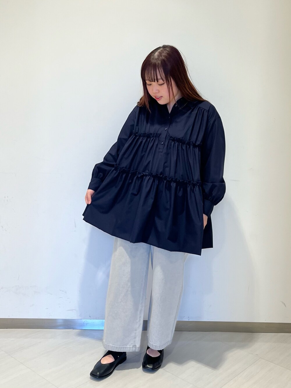 「大人コーデ、休日スタイル、シンプル、ootd、KBF、ミニワンピ、デニム、春コーデ、体型カバー、ゆったり」｜「KBFのティアードバルーンミニワンピース（ワンピース、ブルー系）」を使った、くろさん（レディース・160cm）の冬コーディネートの2枚目の写真
