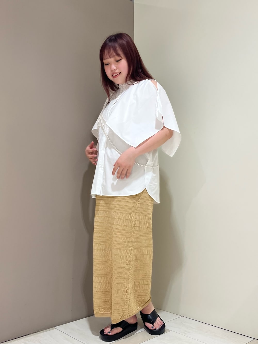 「KBF、kbf_ootd、シャツスタイル、サンダルコーデ、キレイめ、ラクチンコーデ、夏コーデ、ロングスカート、ゆったりコーデ」｜「KBFのIラインシャーリングニットスカート（スカート、ゴールド系）」を使った、くろさん（レディース・160cm）の春コーディネートの2枚目の写真