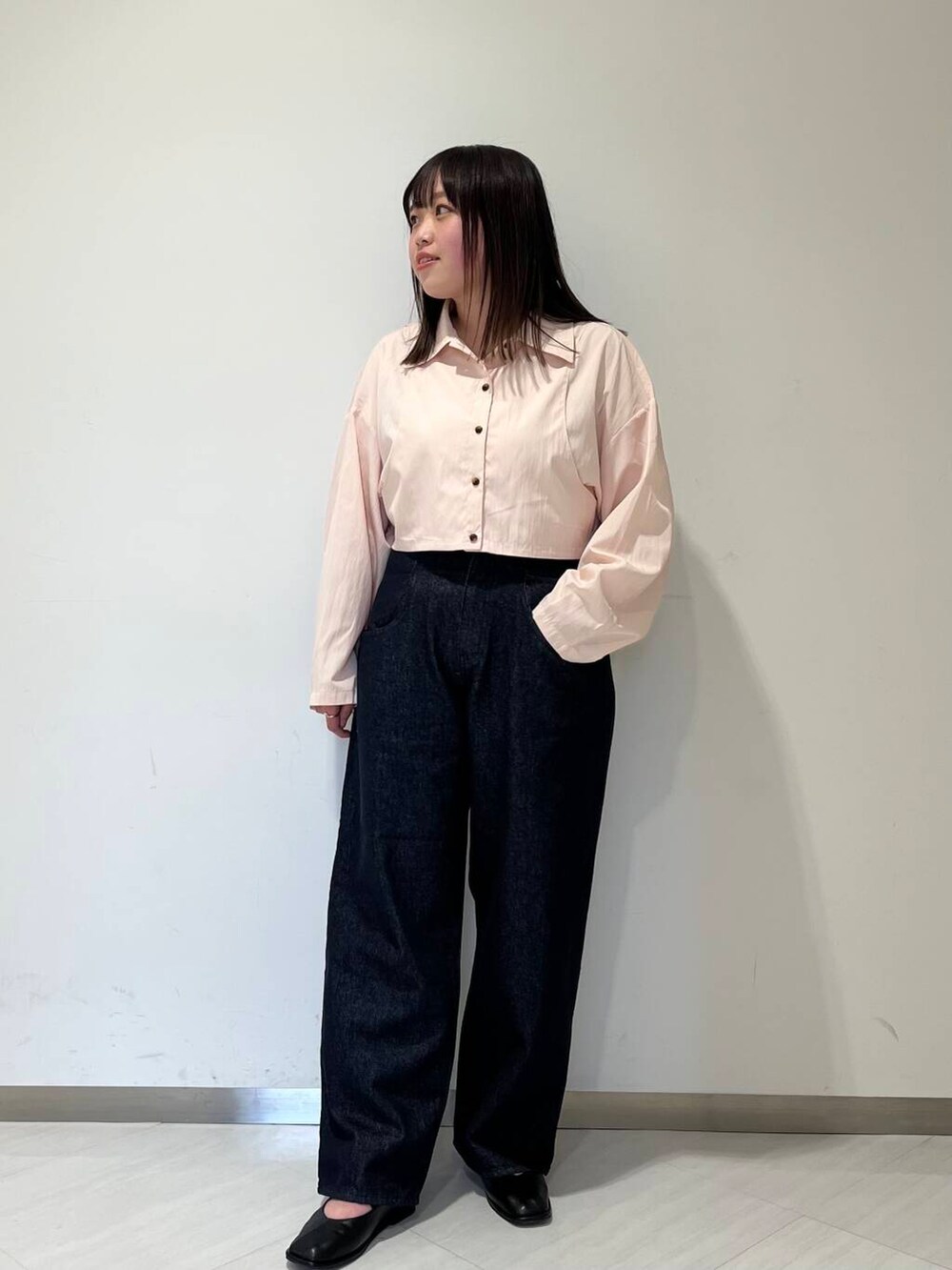 「シンプル、大人カジュアル、デニム、カジュアル、ゆるコーデ、シンプルコーデ、kbf_ootd、KBF、春アウター、newarrival、ゆったり、ラフコーデ、お出かけコーデ、体型カバー、カバー効果」｜「KBFのクロスバレエスリッポン（バレエシューズ、ブラック系）」を使った、くろさん（レディース・160cm）の冬コーディネートの3枚目の写真