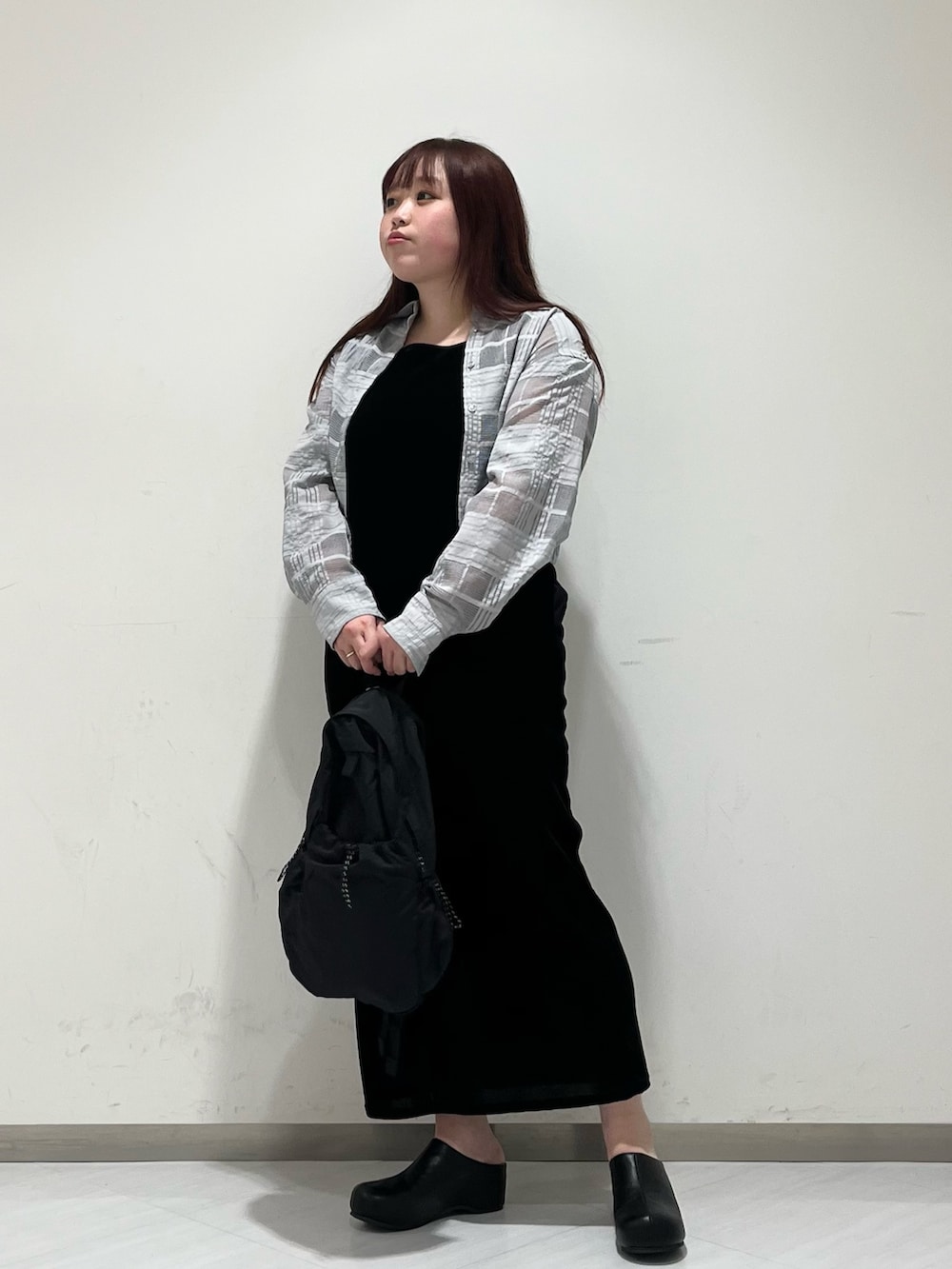 グレー系のシャツ/ブラウス、ブラック系のワンピース、ブラック系のその他シューズを着用したレディースの春コーディネートの3枚目の写真