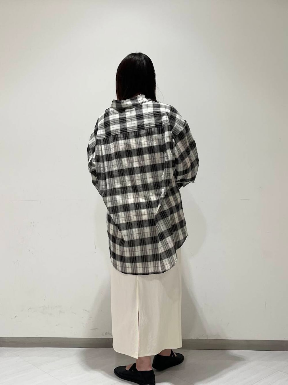 「シンプル、チェック、ゆるコーデ、ショルダーバッグ、シンプルコーデ、RODESKO、KBF、newarrival、ゆったり、お出かけコーデ、体型カバー、カバー効果、スタッフのこれ買いました、25ss」｜「KBFのクロスバレエスリッポン（バレエシューズ、ブラック系）」を使った、くろさん（レディース・160cm）の春コーディネートの2枚目の写真