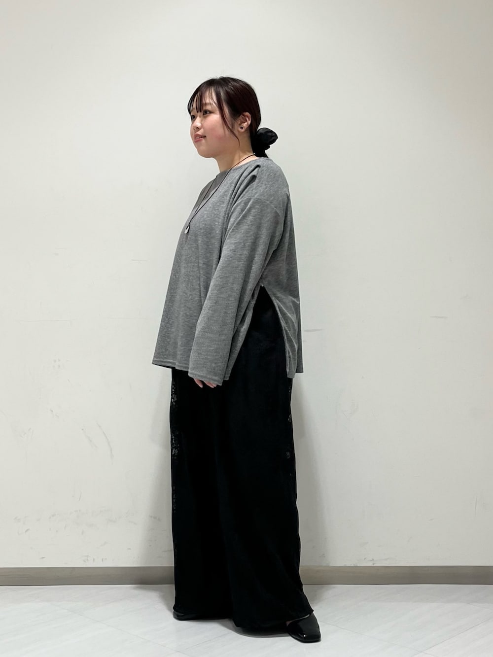 グレー系のTシャツ/カットソー、ブラック系のパンプス、ブラック系のブルゾンを着用したレディースの冬コーディネートの4枚目の写真