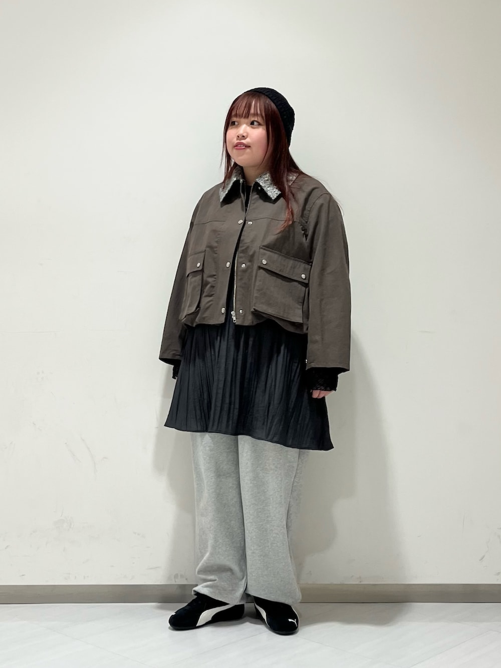 ブラック系のTシャツ/カットソー、グレー系のワンピース、グレー系のその他パンツを着用したレディースの春コーディネートの4枚目の写真