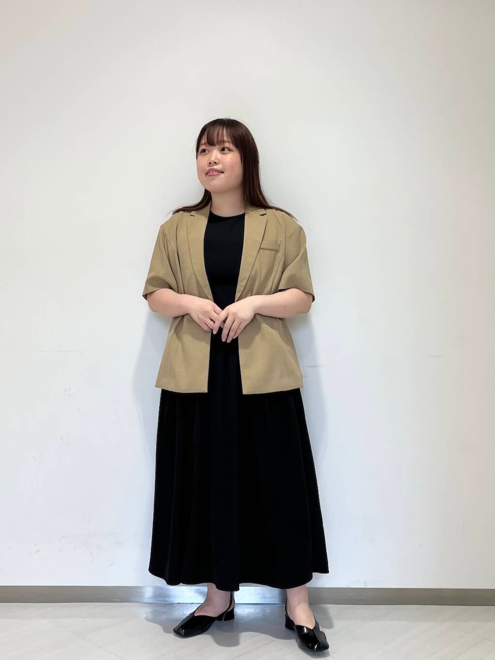 「シンプル、ゆるコーデ、シンプルコーデ、RODESKO、KBF、newarrival、休日スタイル、ゆったり、お出かけコーデ、体型カバー、カバー効果、初夏のお出掛けコーデ、25ss」｜「RODE SKOのナチュラルカゴバッグ（ハンドバッグ、ベージュ系）」を使った、くろさん（レディース・160cm）の春コーディネートの2枚目の写真