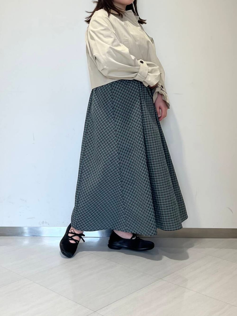 「ワンピース、キャミワンピース、大人カジュアル、チェック、ゆるコーデ、シンプルコーデ、RODESKO、KBF、春色、春アウター、newarrival、ゆったり、お出かけコーデ、体型カバー、25ss」｜「KBFのパッチワークロゴTEE（Tシャツ/カットソー、グレー系）」を使った、くろさん（レディース・160cm）の春コーディネートの2枚目の写真
