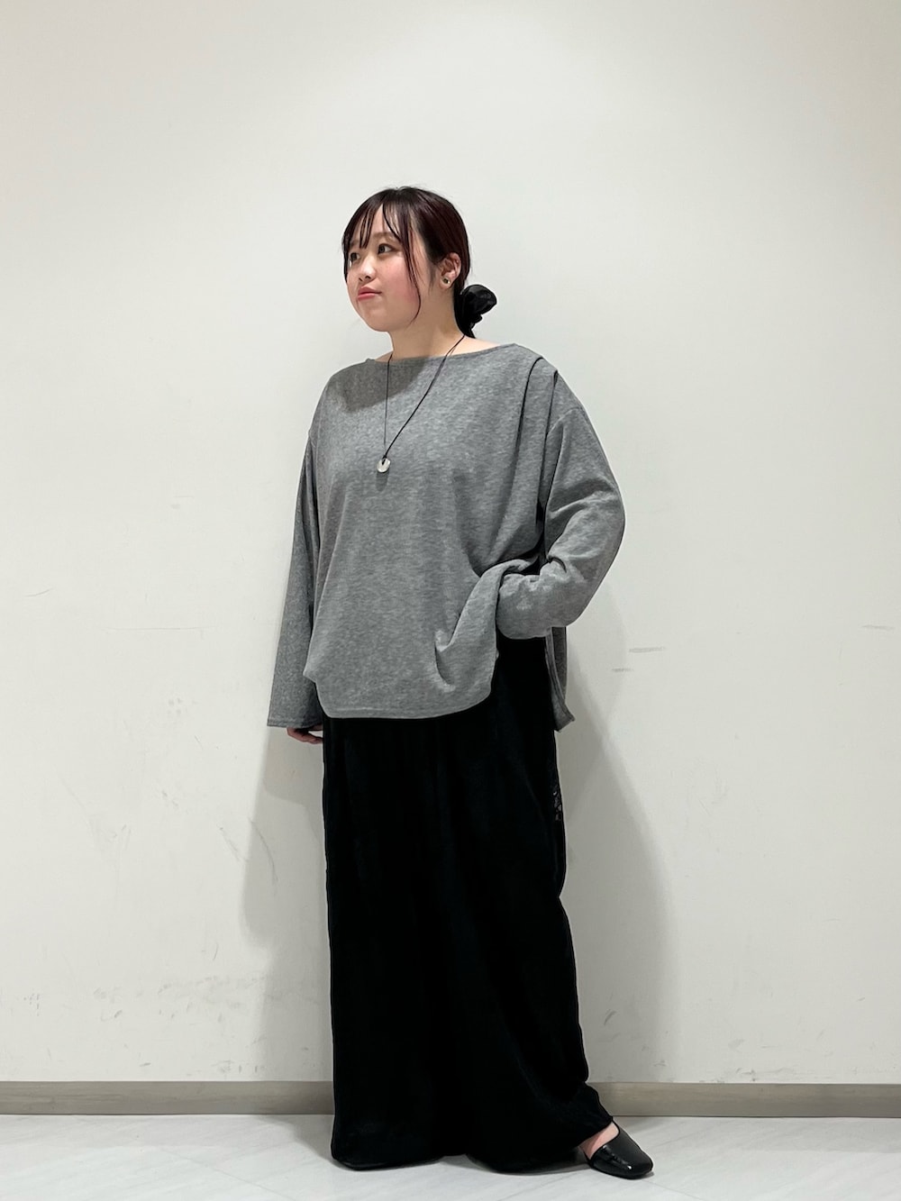 グレー系のTシャツ/カットソー、ブラック系のパンプス、ブラック系のブルゾンを着用したレディースの冬コーディネートの5枚目の写真