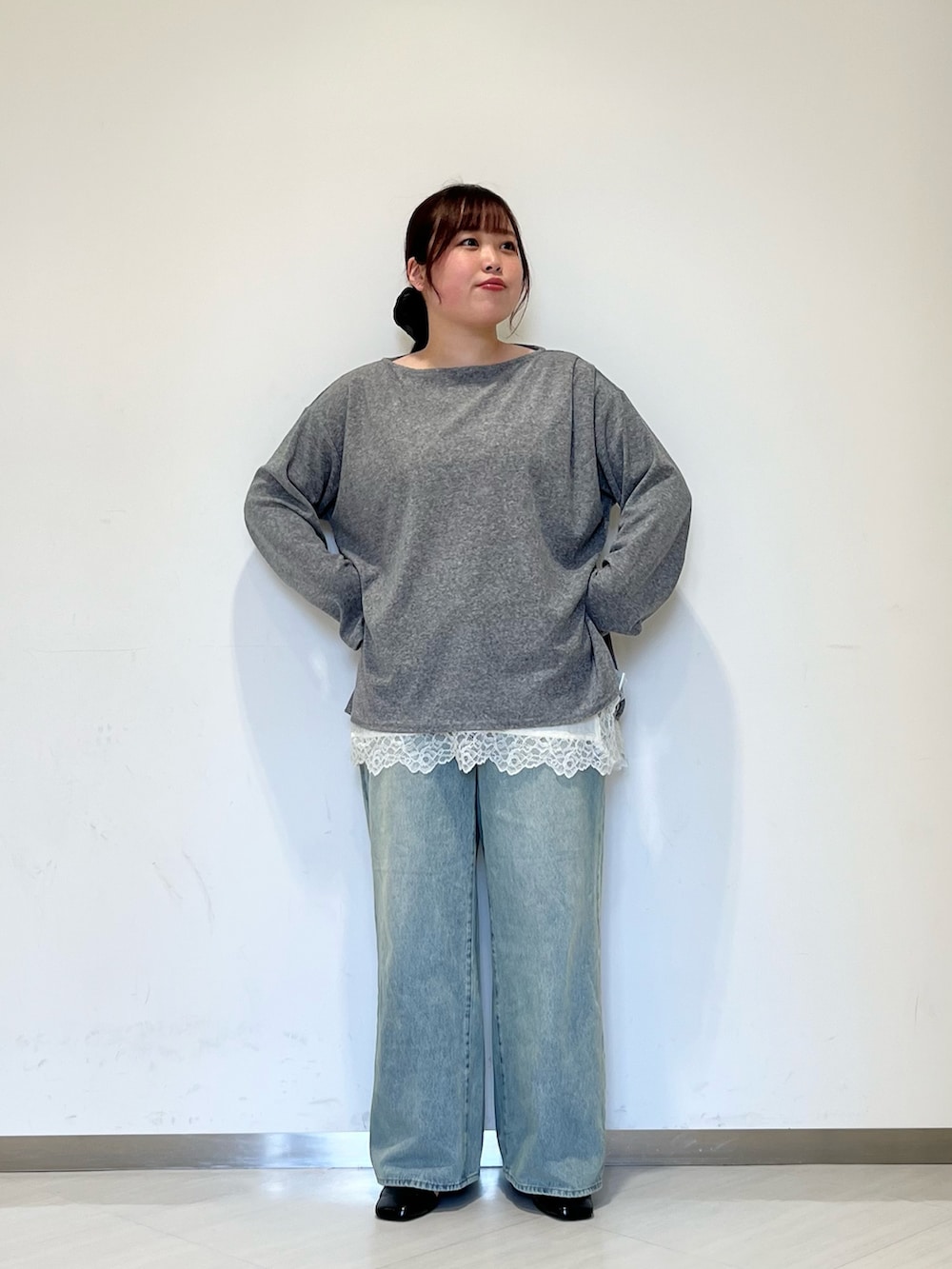 グレー系のTシャツ/カットソー、ホワイト系のシャツ/ブラウス、ブラック系のパンプスを着用したレディースの春コーディネートの2枚目の写真