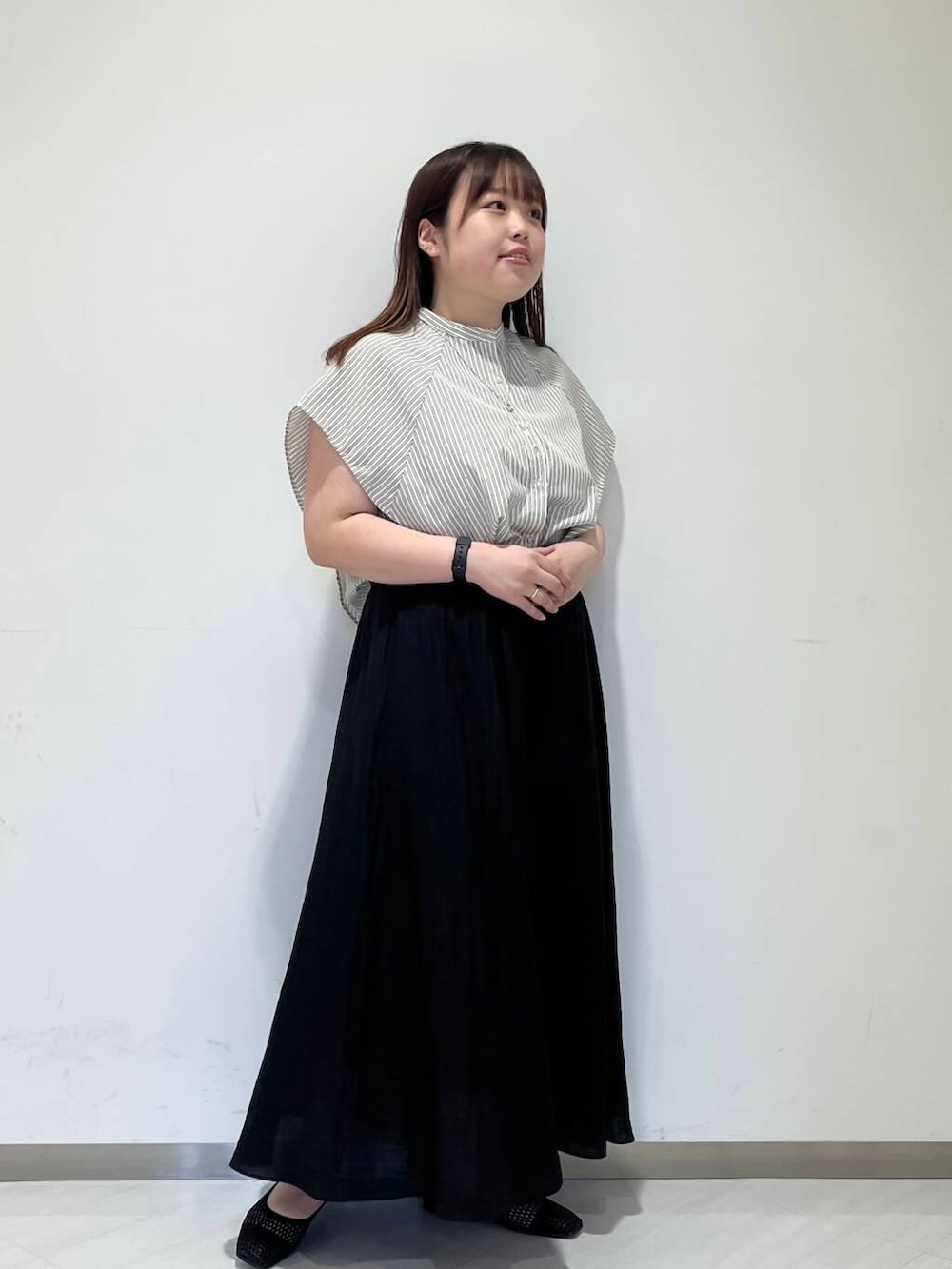「シンプル、シャツスタイル、ストライプシャツ、キレイめ、ゆるコーデ、ロングスカート、ショルダーバッグ、シンプルコーデ、ブラウス、RODESKO、KBF、newarrival、ゆったり、モノトーンコーデ、お出かけコーデ」｜「RODE SKOのプチダブルポケットトートバッグ（トートバッグ、ブラック系）」を使った、くろさん（レディース・160cm）の夏コーディネートの3枚目の写真