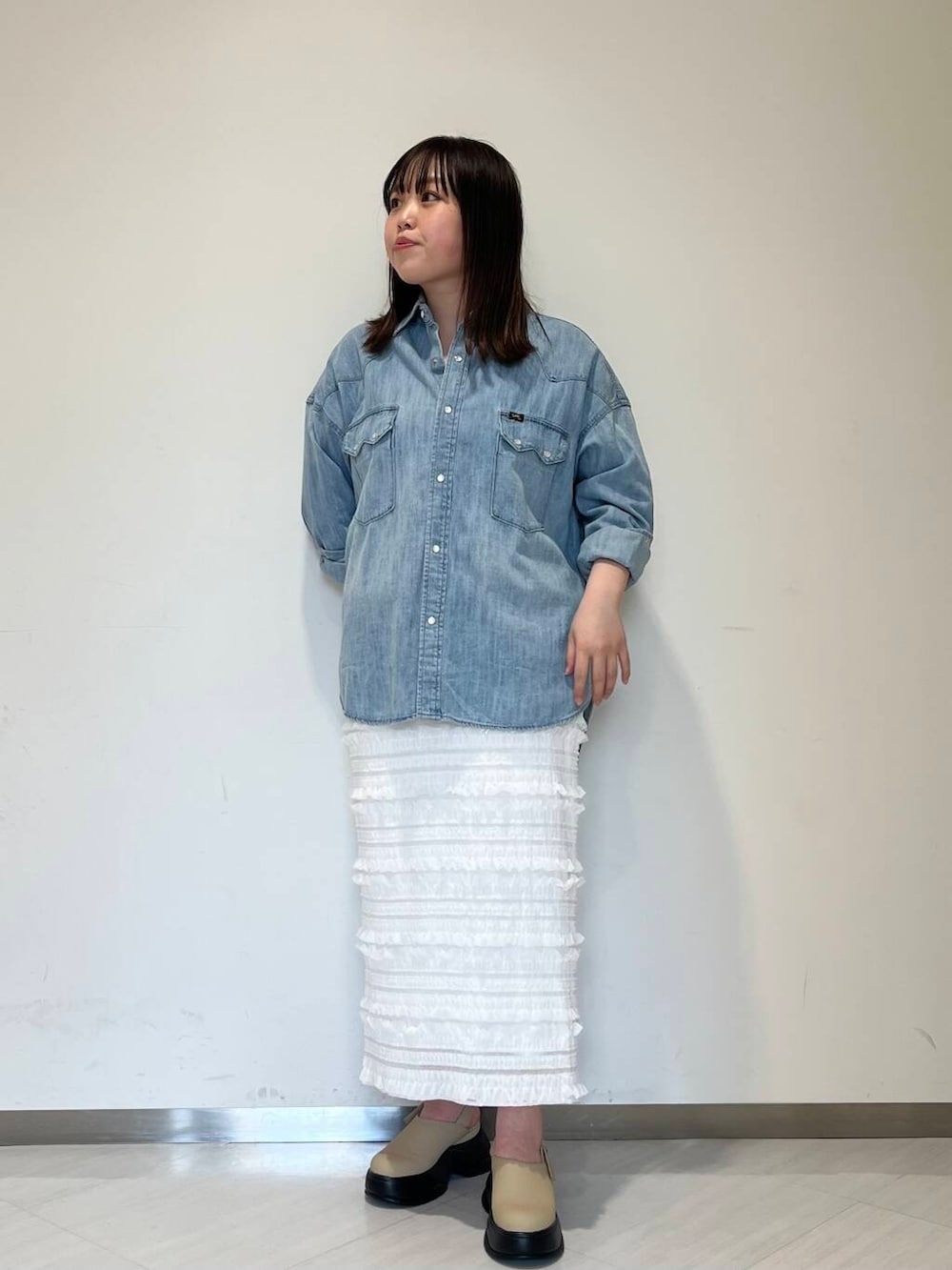 「lee、デニム、ゆるコーデ、シンプルコーデ、KBF、newarrival、ゆったり、お出かけコーデ、体型カバー、カバー効果、25ss、私の推しデニムスタイル」｜「KBFのサボベルトサンダル（サンダル、ベージュ系）」を使った、くろさん（レディース・160cm）の春コーディネートの2枚目の写真