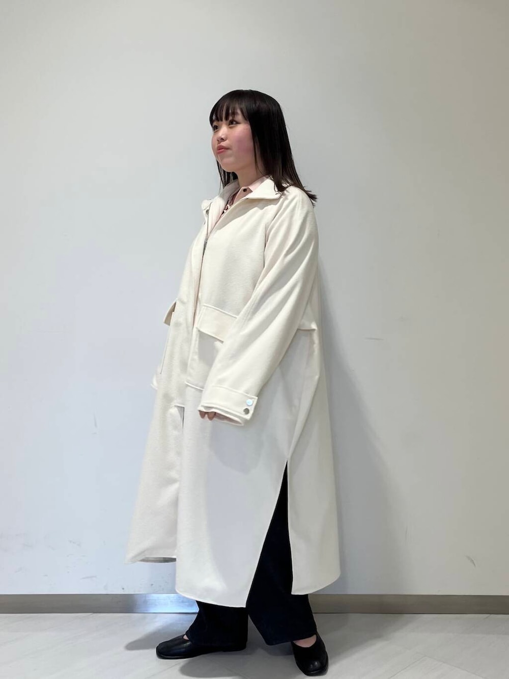 「シンプル、大人カジュアル、デニム、カジュアル、ゆるコーデ、シンプルコーデ、kbf_ootd、KBF、春アウター、newarrival、ゆったり、ラフコーデ、お出かけコーデ、体型カバー、カバー効果」｜「KBFのクロスバレエスリッポン（バレエシューズ、ブラック系）」を使った、くろさん（レディース・160cm）の冬コーディネートの2枚目の写真