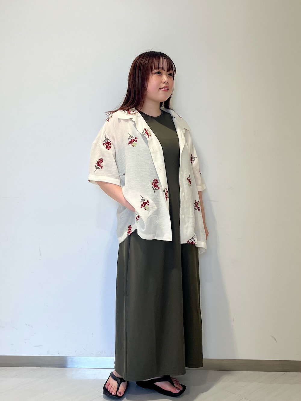 「KBF、夏コーデ、休日スタイル、ゆったりコーデ、ワンピース、ロングワンピース、刺繍、オーバーサイズ、サンダル、ノースリーブ、カジュアル」｜「KBFのロープハンドBAG（ハンドバッグ、ブラック系）」を使った、くろさん（レディース・160cm）の夏コーディネートの2枚目の写真
