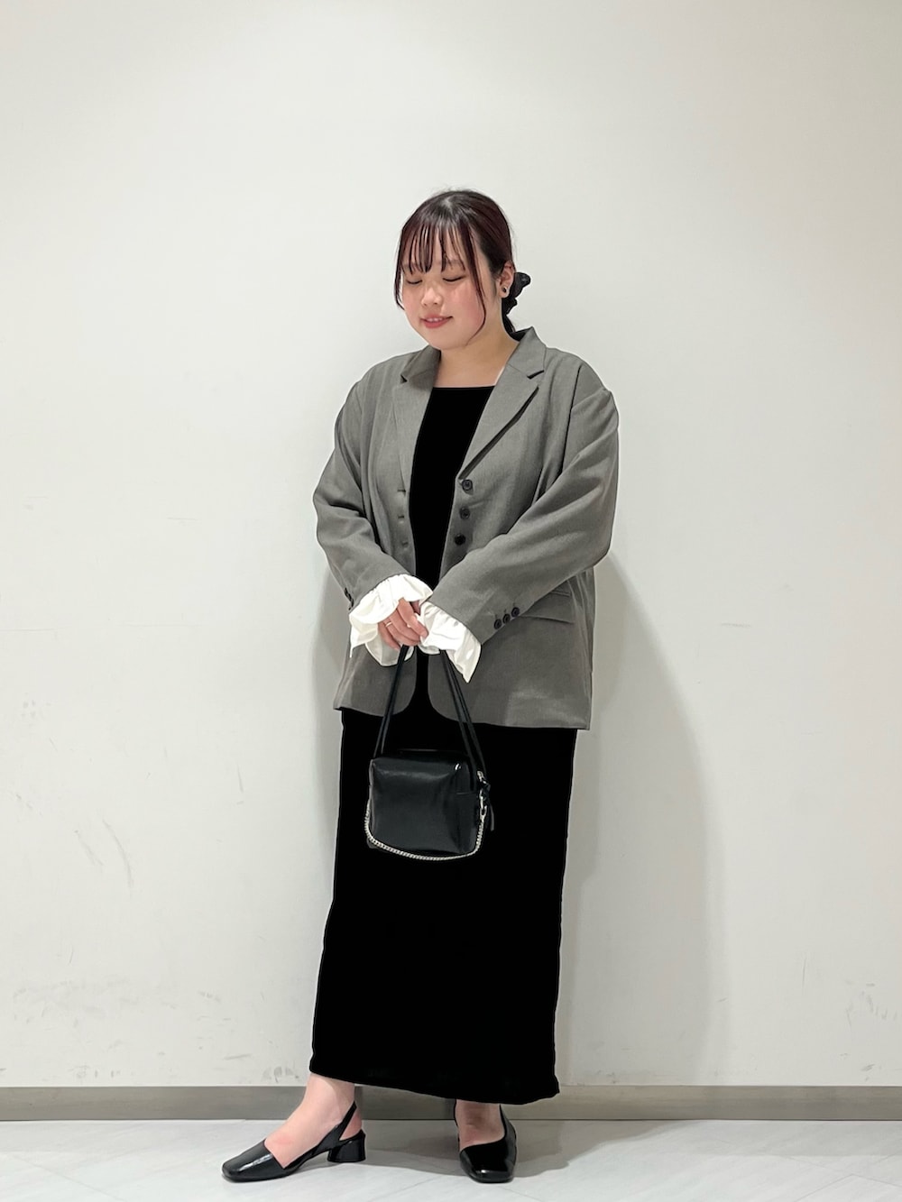 グレー系のその他アウター、ブラック系のショルダーバッグ、ブラック系のワンピースを着用したレディースの冬コーディネートの2枚目の写真