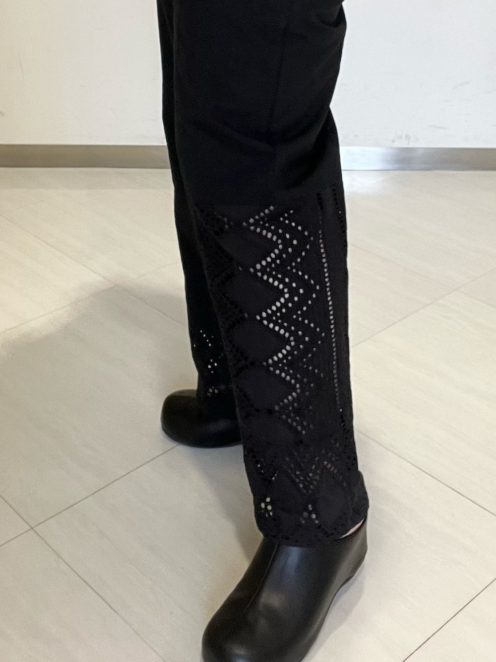 ブルー系のブルゾン、ブルー系のTシャツ/カットソー、ブラック系のその他パンツを着用したレディースの春コーディネートの4枚目の写真