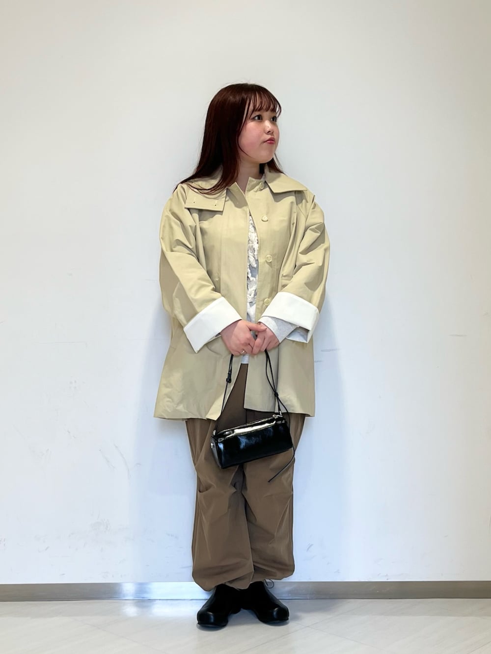 ベージュ系のその他アウター、グリーン系のその他パンツ、ベージュ系のTシャツ/カットソーを着用したレディースの春コーディネートの3枚目の写真