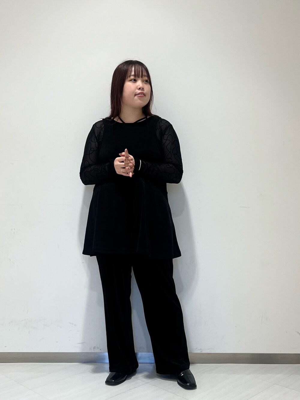 ブラック系のその他パンツ、ブラック系のワンピース、ブラック系のTシャツ/カットソーを着用したレディースの秋コーディネートの3枚目の写真