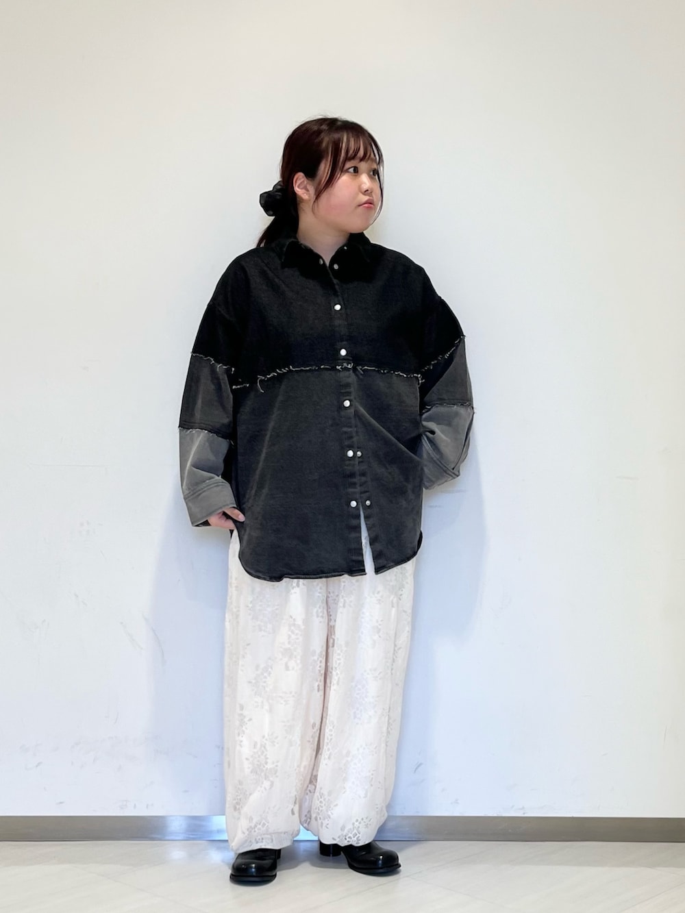 グレー系のシャツ/ブラウス、ホワイト系のその他パンツ、ブラック系のサンダルを着用したレディースの冬コーディネートの2枚目の写真